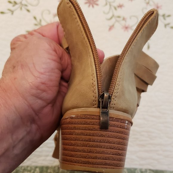 WOMAN'S SIZE 10 FAUX BRUSHED TAN LEATHER SHOES  w WOVEN STRAPES - UNBRANDED - Picture 4 of 10